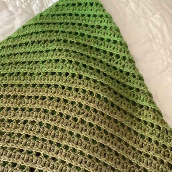 Handcrafted Gorgeous Variated Yarn of lush green colors - Picture 3 of 4